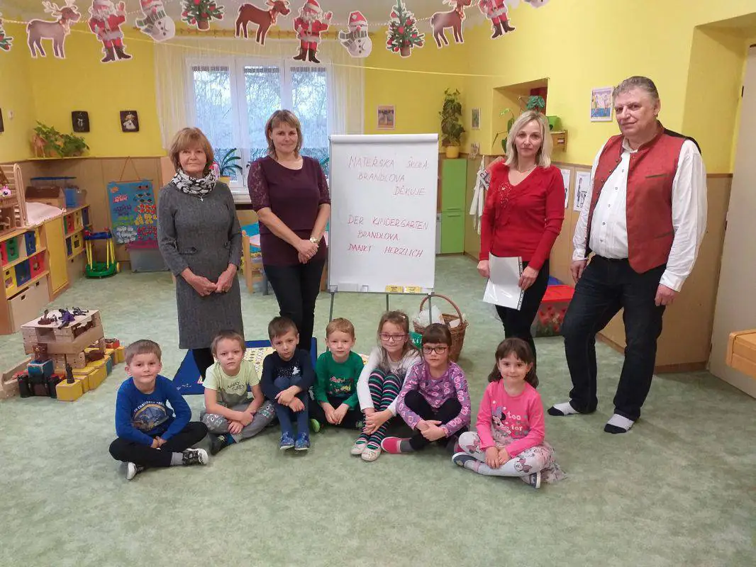 Alois Rott (rechts) vom Bund der Deutschen - Landschaft Egerland übergab die deutschsprachigen Lehrmittel an den Kindergarten Brandlova in Eger. Foto: BGZ Eger