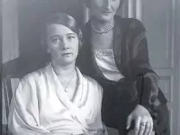 Lilli Recht (vorne) mit ihrer Schwester Gertrude. Foto: Archiv Uwe Czier