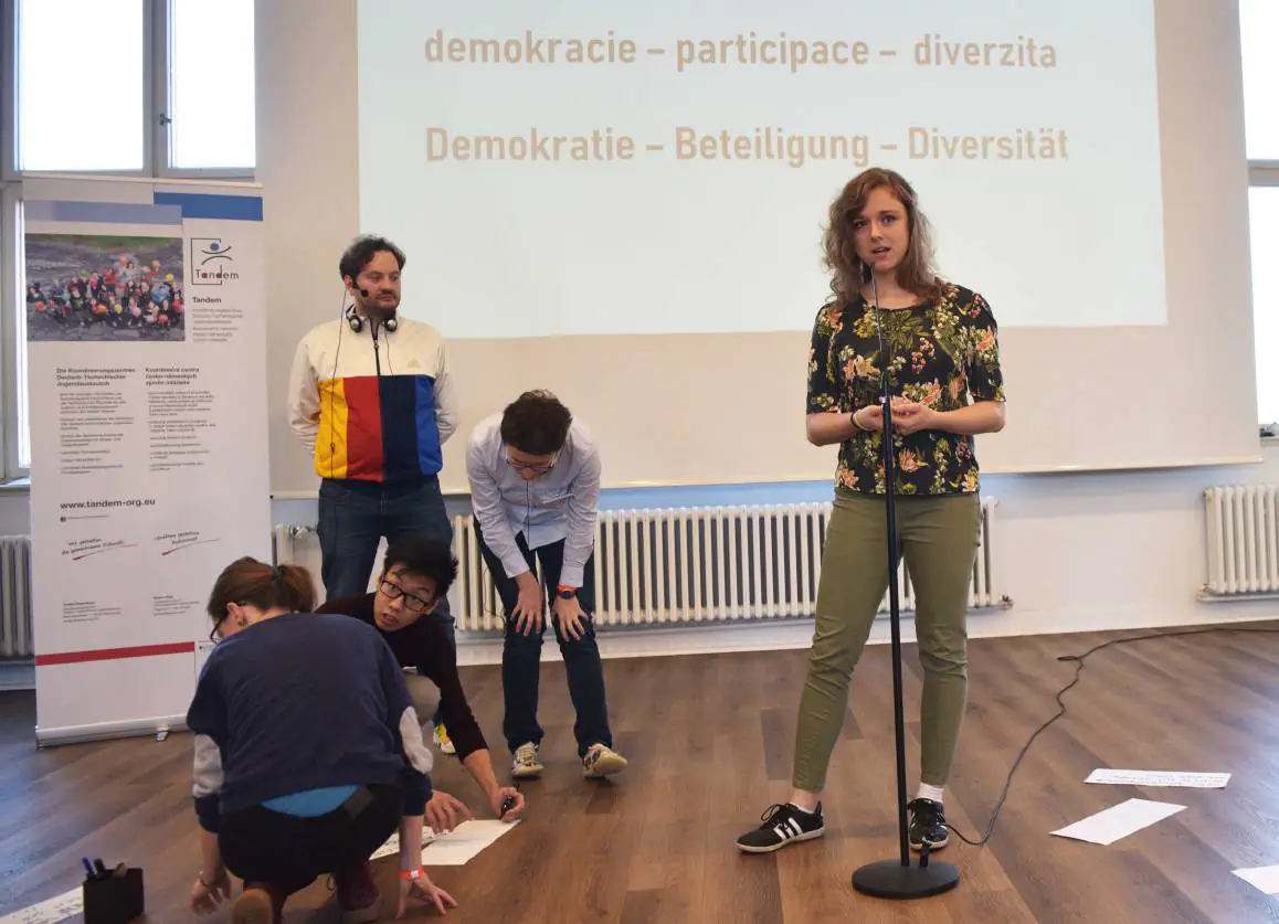 Teilnehmer der deutsch-tschechischen Jugendkonferenz debattieren - noch vor Corona - über die Schwerpunktsetzung der Jugendarbeit. Foto: Stanislav Krupař
