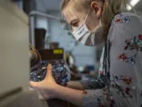 Nach monatelanger Pause startet heute erstmals wieder die praktische Berufsausbildung, hier in der Glasmacherschule in Steinschönau (Kamenický Šenov). Foto: ČTK/Petrášek Radek