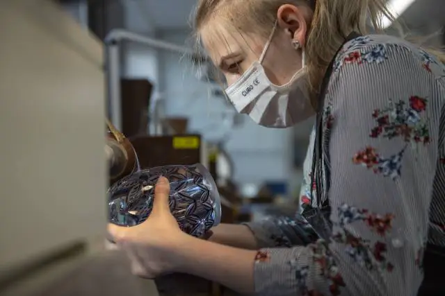 Nach monatelanger Pause startet heute erstmals wieder die praktische Berufsausbildung, hier in der Glasmacherschule in Steinschönau (Kamenický Šenov). Foto: ČTK/Petrášek Radek
