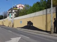 Ein Graffiti erinnert an das Attentat auf den Organisator der Vernichtung der Juden Reinhard Heydrich. Foto: Steffen Neumann