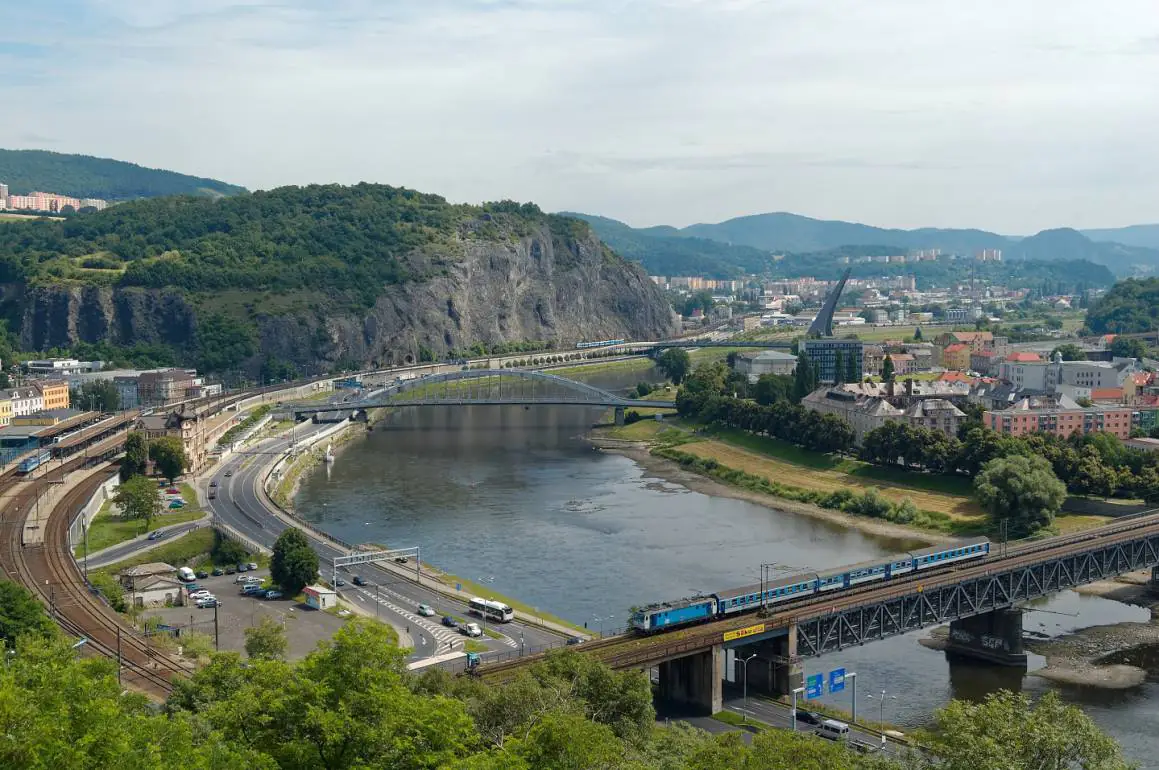 Blick ins Elbtal: Links der Hauptbahnhof Aussig (Ústí nad Labem), der mit der Neubaustrecke Geschichte werden würde, vorn die Brücke zur rechtselbischen Bahnlinie. Foto: Jürgen Barteld