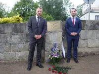 Martin Herbert Dzingel, Präsident der Landesversammlung, enthüllte gemeinsam mit Bürgermeister Jan Papajanovský eine Gedenkplatte auf dem ehemaligen Friedhof von Böhmisch Kamnitz (Česká Kamenice). Foto: Steffen Neumann