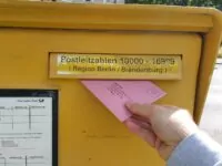 An der Bundestagswahl kann man aus dem Ausland per Briefwahl antreten. Voraussetzung ist die Eintragung im Wählerverzeichnis. Foto: Dirk1981, Briefwahl Bundestagswahl 2017 Postkasten, CC BY-SA 4.0