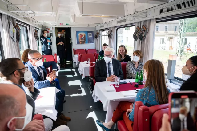 Auf der Zugreise von Berlin nach Prag sprach Bundespräsident Frank-Walter Steinmeier mit Pendlern und Aktivisten über die deutsch-tschechischen Grenzschließungen während der Corona-Pandemie. Mit dabei war auch der Aussiger Germanist Jan Kvapil (links im Bild), Mitbegründer von "Samstage für die Nachbarschaft". Foto: ČTK/DPA/Bernd von Jutrczenka