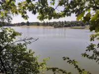 Der Stausee Hostivař mit Blick auf den Badestrand. Foto: Jonas Klimm