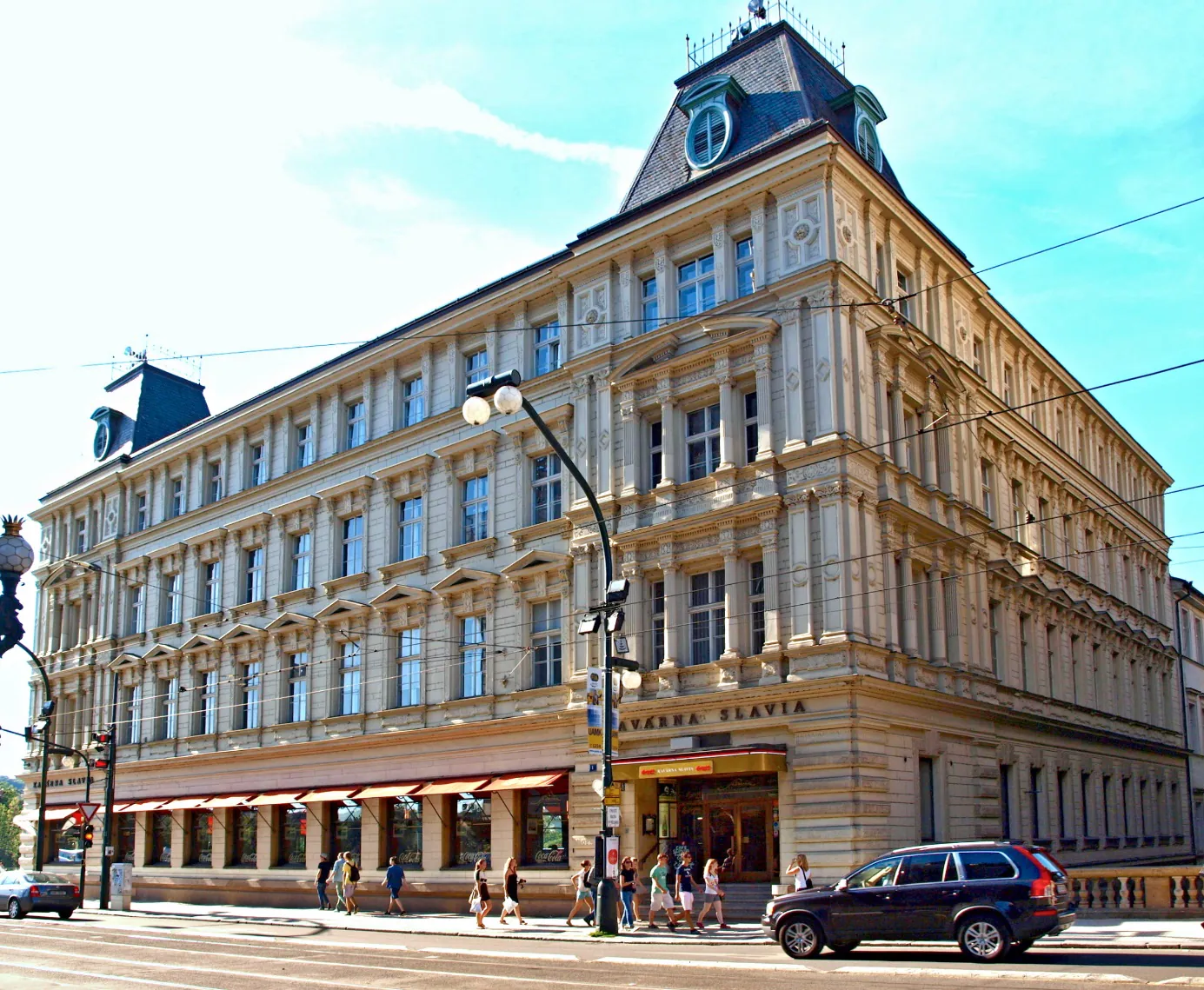 Das Café Slavia besteht auch nach fast 140 Jahren. Foto: VitVit, Palác Lažanských, CC BY-SA 3.0