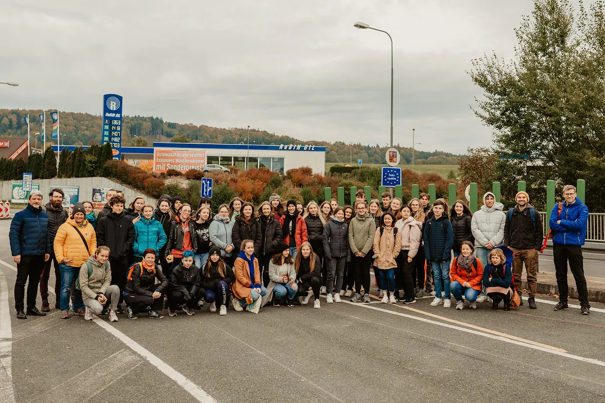 Die Schülerinnen und Schüler aus Taus und Bad Kötzting trafen sich in Furt im Wald. Foto: TANDEM