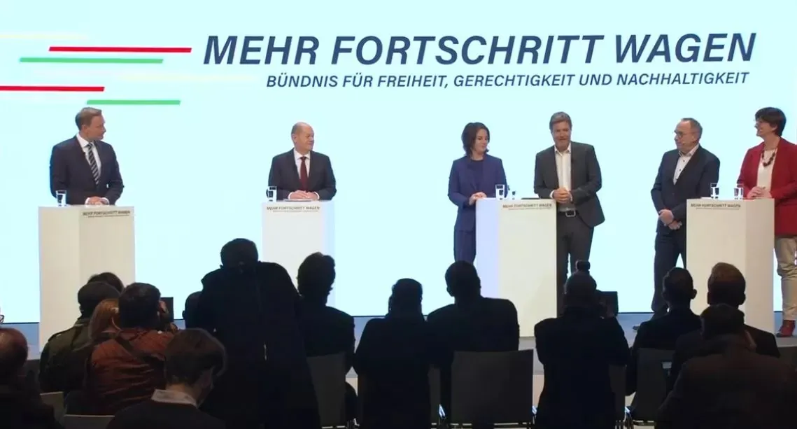 Christian Lindner, Olaf Scholz, Annalena Baerbock, Robert Habeck, Norbert Walter-Borjans und Saskia Esken (v. l.) bei der Vorstellung des Koalitionsvertrages in Berlin Foto: Wochenblatt.pl
