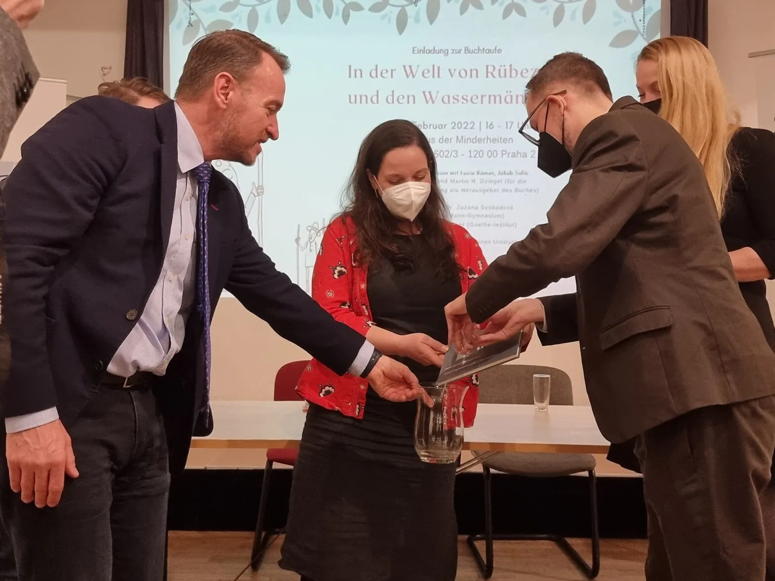 Am Mittwoch, den 9. Februar 2022, Schuldirektorin Zuzana Svobodová und Thomas Meyer vom Goethe-Institut Prag fungierten als Taufpaten. Foto: Manuel Rommelpräsentierte die Landesversammlung ihr kürzlich herausgegebenes deutsch-tschechisches Märchenbuch.