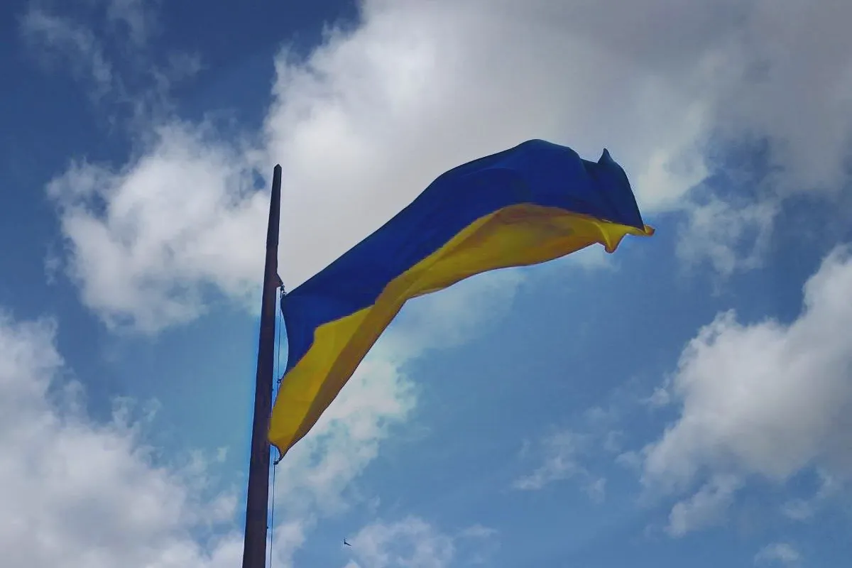 Die ukrainische Flagge auf dem Gebäude des Tschechischen Außenministeriums. Foto: Twitter/ MZV ČR
