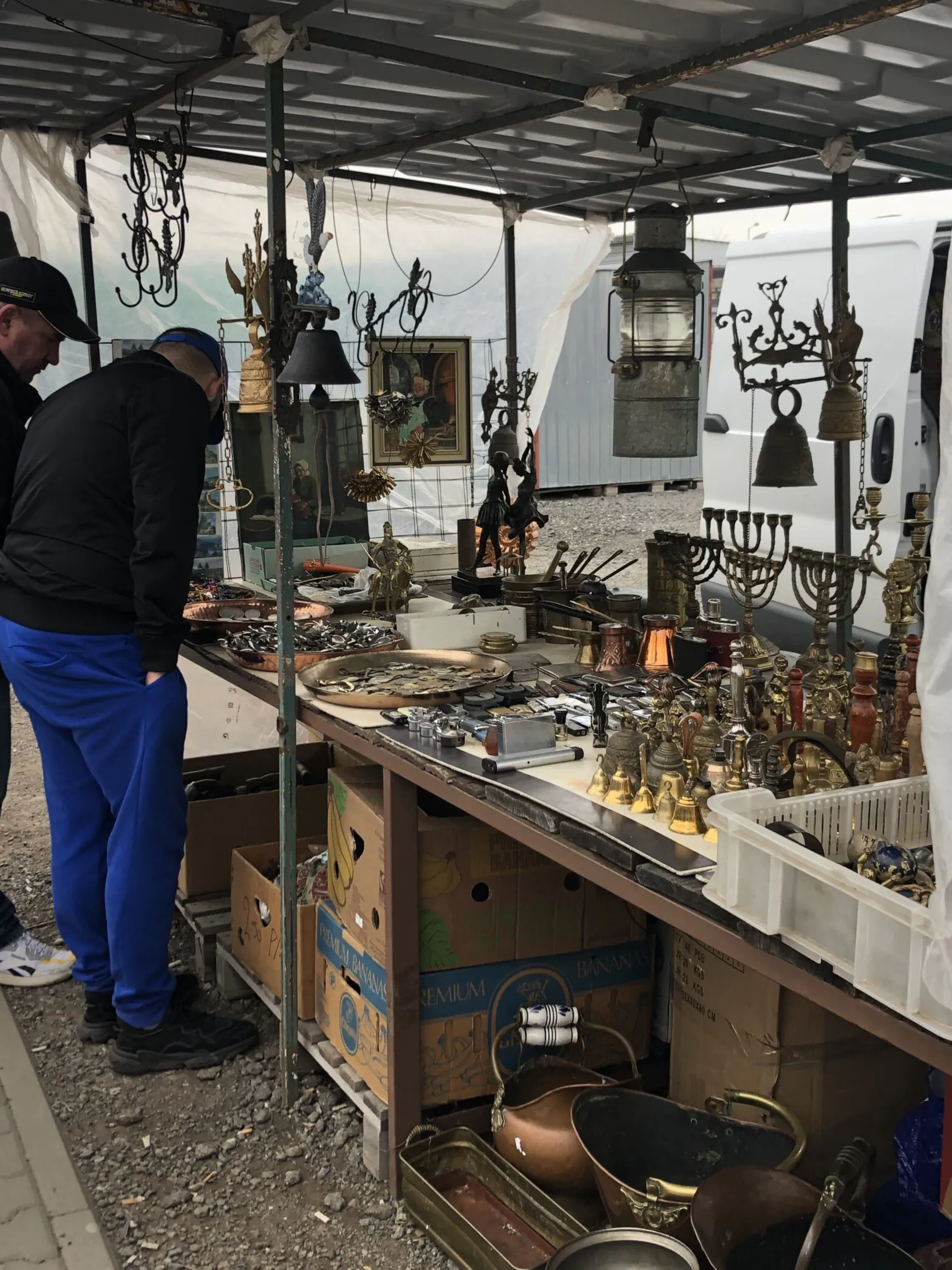 Zwei Männer schauen sich interessiert die Ware an. Foto: Lilly Reichhardt