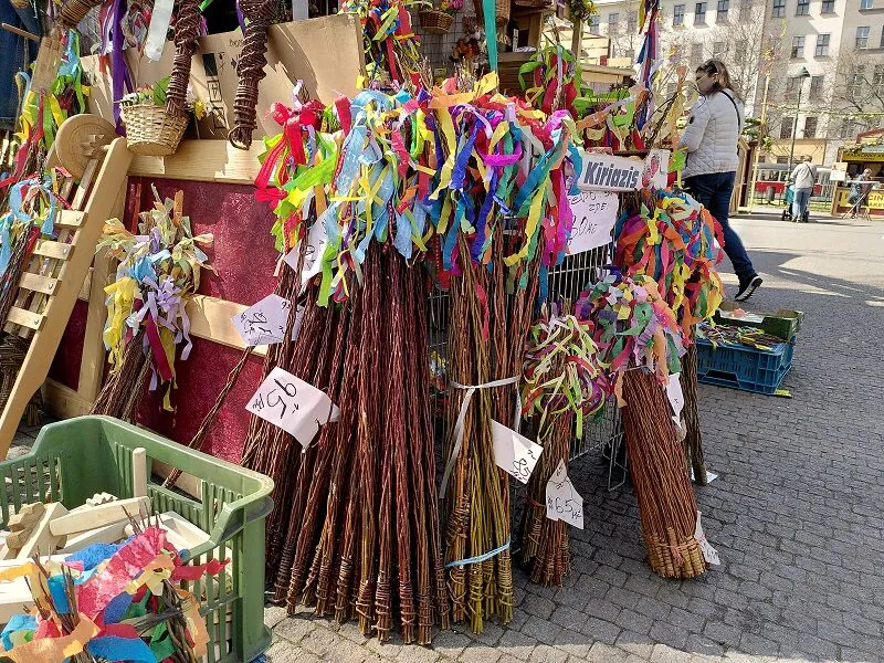 Pomlázky (Osterruten) in allen Größen und Varianten. Foto: Rebecca Cischek