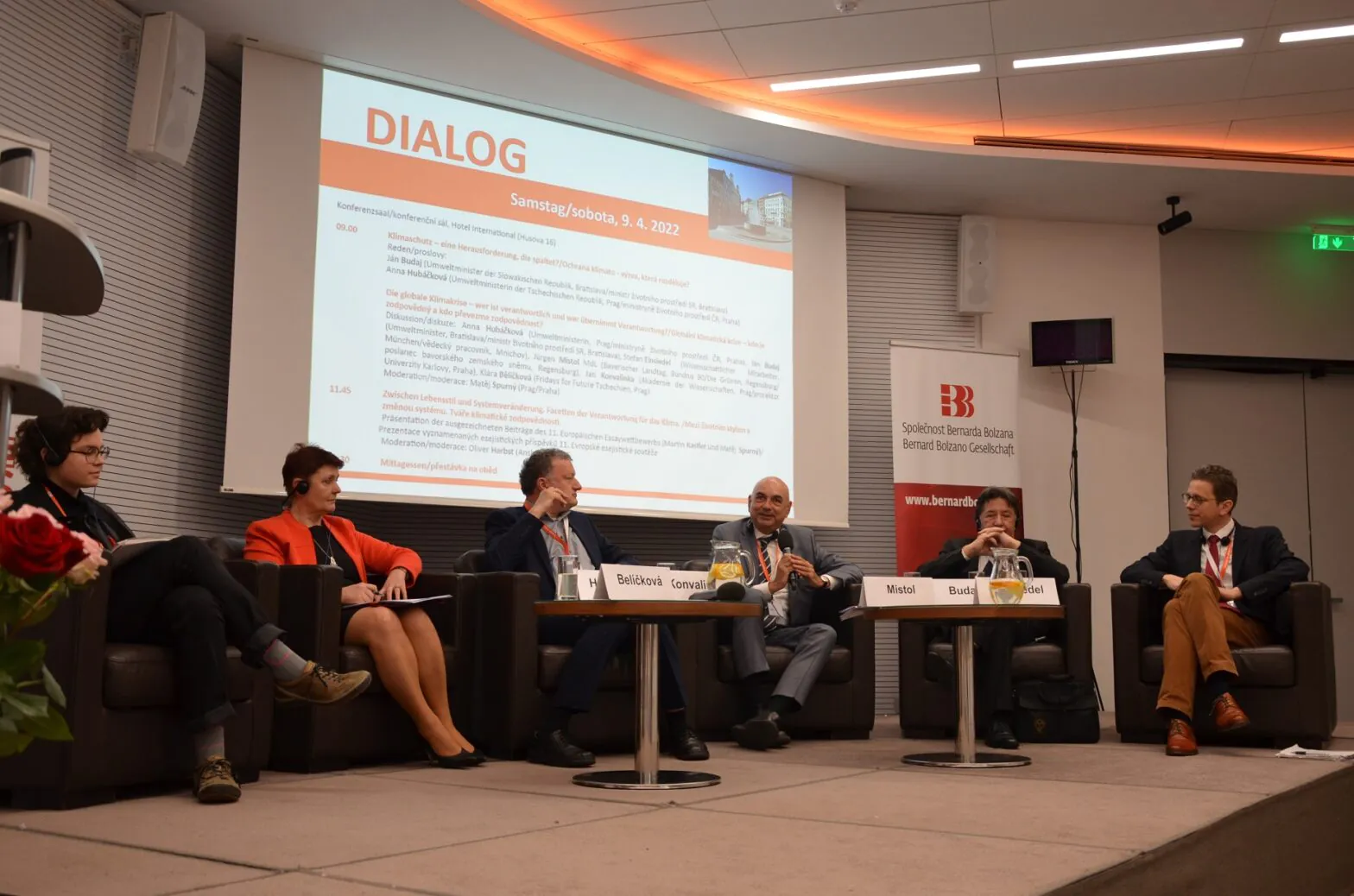 Auf dem Podium am Samstagvormittag diskutierten Klára Bělíčková, Anna Hubáčková, Jan Konvalinka, Jürgen Mistol, Ján Budaj und Stefan Einsiedel (v.l.n.r.). Foto: Rebecca Cischek