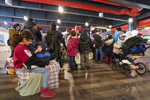 Geflüchtete aus der Ukraine am Prager Hauptbahnhof Anfang März 2022. Foto: ČTK/Šimánek Vít