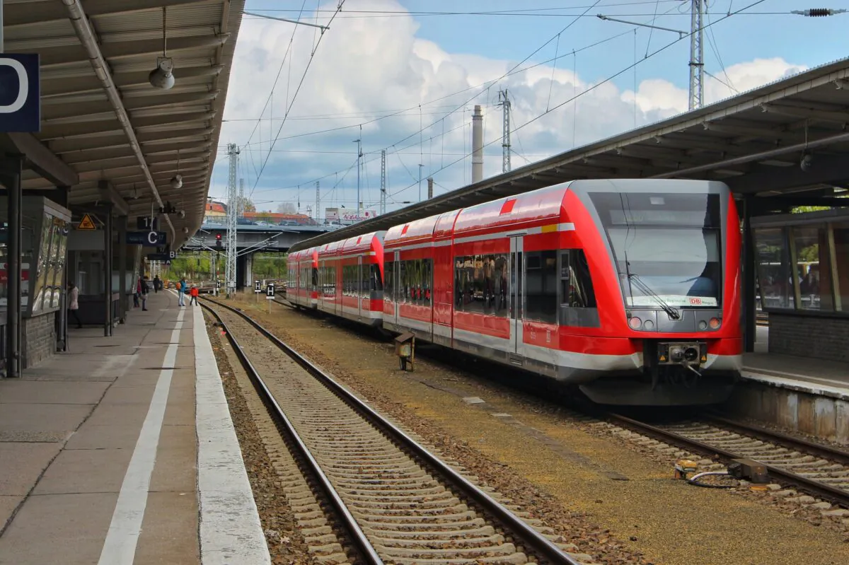 Mit dem Deutschland-Ticket kann man auch einzelne Ortschaften in Tschechien anfahren: Grottau (Hradek nad Nisou), Warnsdorf (Varnsdorf) und Weipert (Vejprty). Symbolfoto: DB