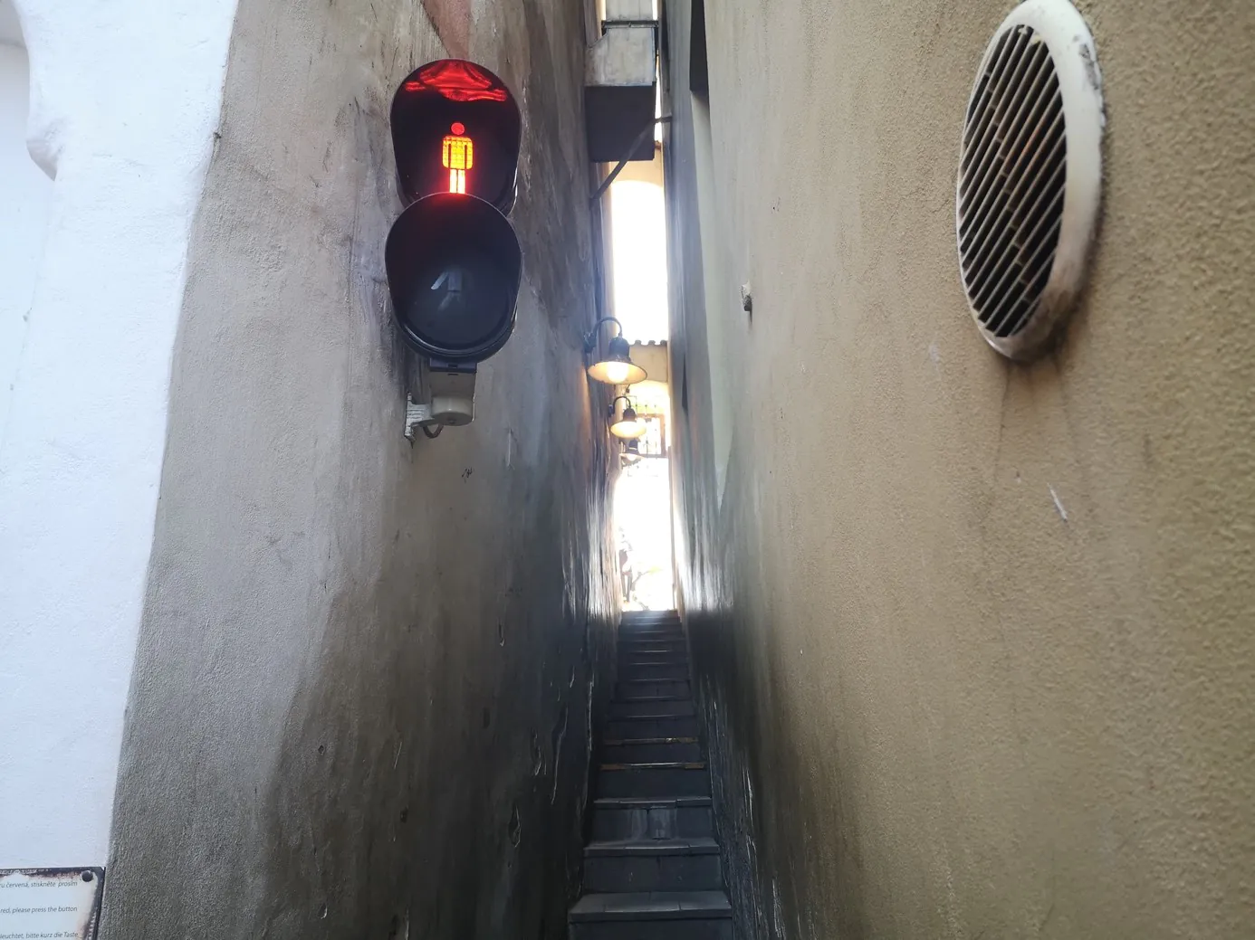 Ampeln regeln den Verkehr in der Gasse. Foto: Jannik Marthe.