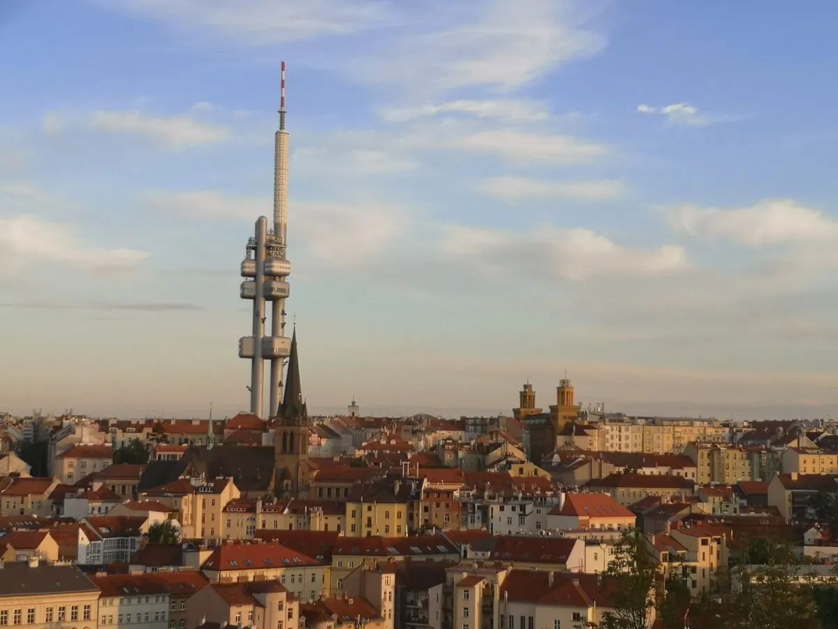 Auffällig aus weiter Ferne: Der Prager Fernsehturm. Foto: Jannik Marthe