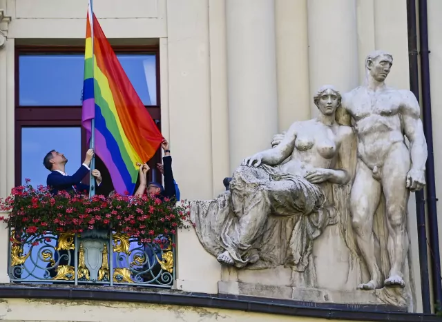 Prags Oberbürgermeister Zdeněk Hřib beim Hissen der Regenbogenfahne am Magistratsgebäude. Foto: ČTK/Vondrouš Roman