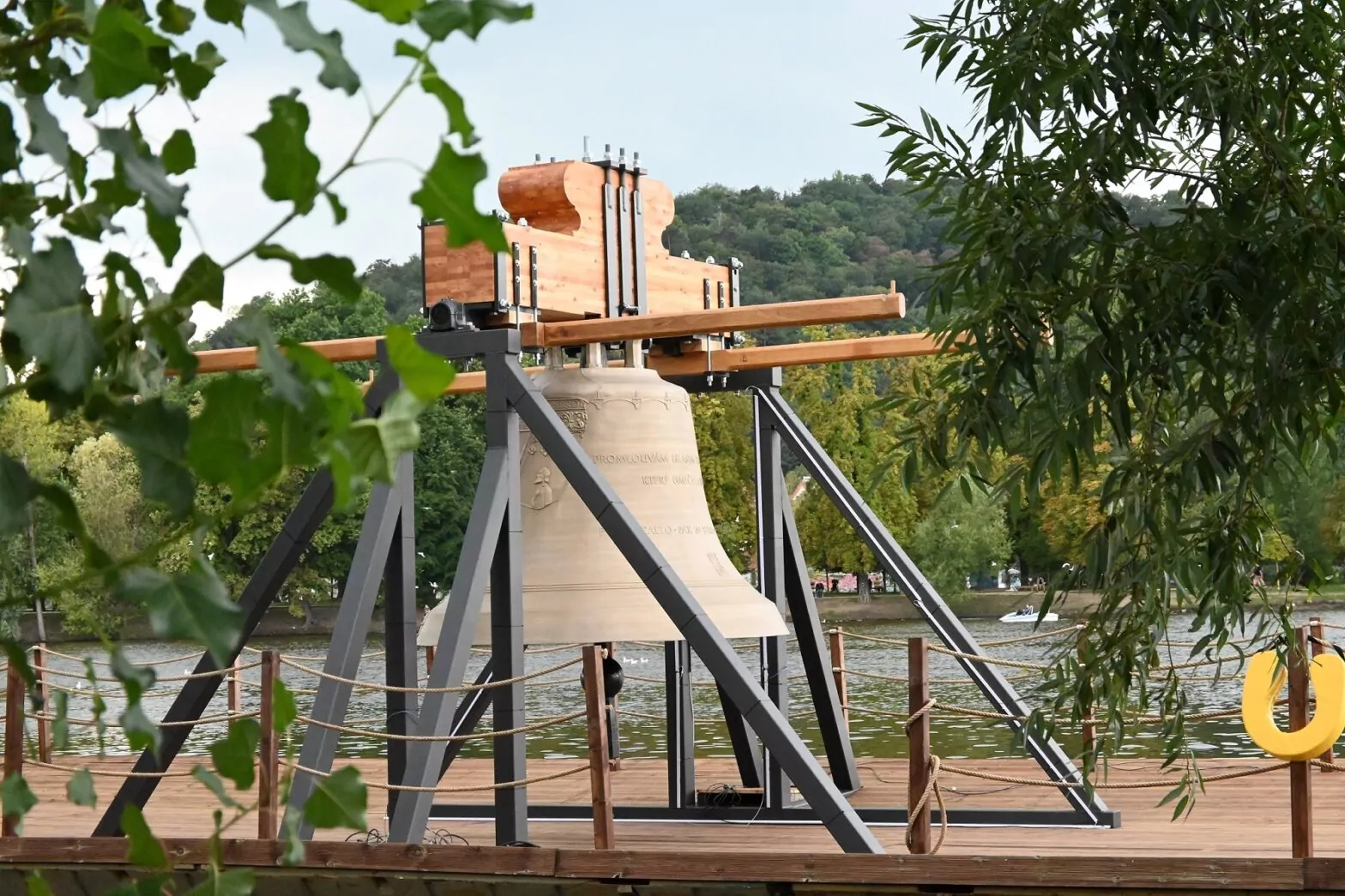 Die Glocke Nr. 9081 ist noch bis Ende September am Moldauufer zu sehen. Foto: Madeleine Eisenbarth