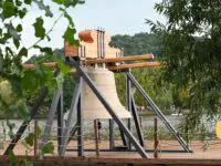 Die Glocke Nr. 9081 ist noch bis Ende September am Moldauufer zu sehen. Foto: Madeleine Eisenbarth