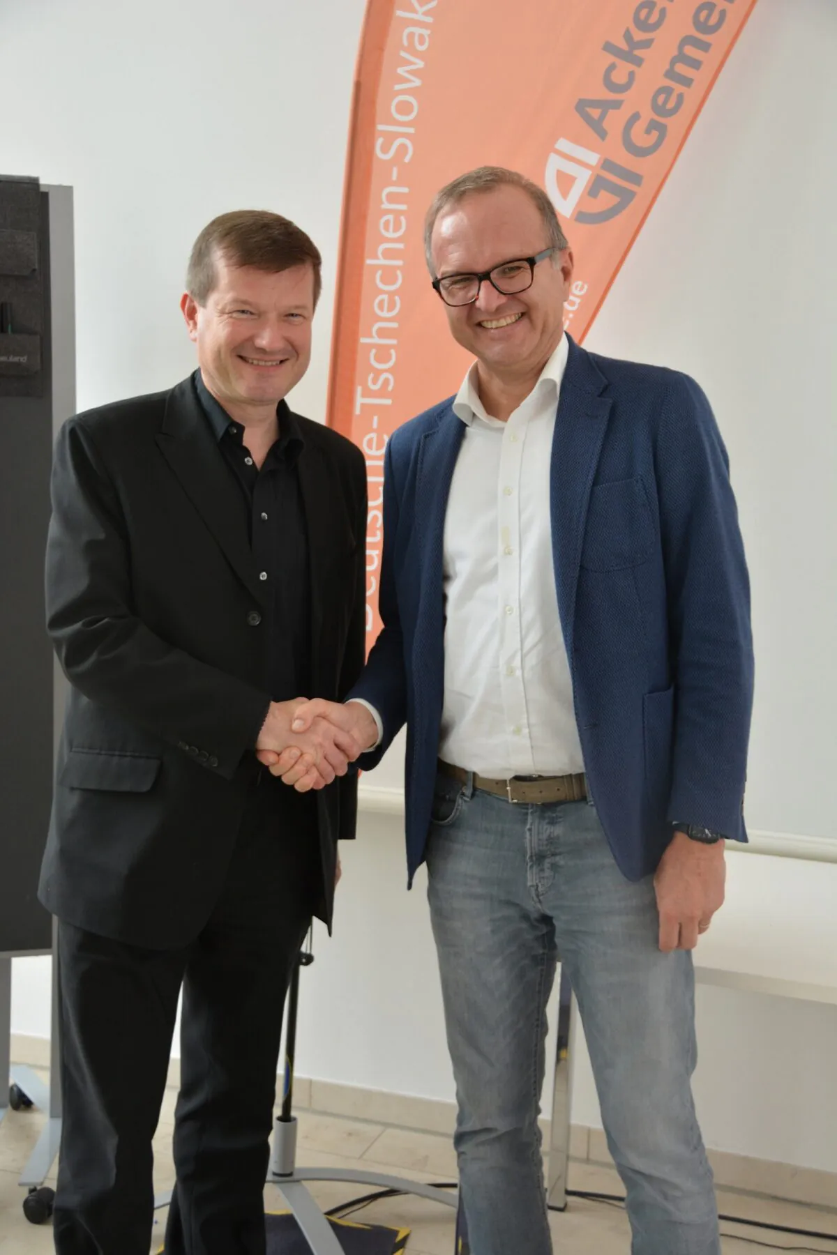 Der bisherige Bundesvorsitzende Martin Kastler (links) gratuliert seinem Amtsnachfolger Dr. Albert-Peter Rethmann zur überdeutlichen Wahl. Foto: Markus Bauer
