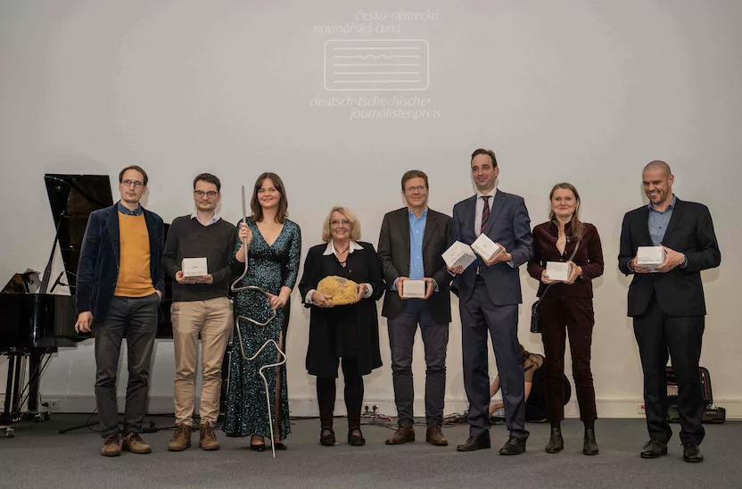 Die Laureaten (von links nach rechts) Filip Rambousek, Štěpán Vizi, Magdalena Fajtová, Lída Rakušanová, Christian Stücken, Kilian Kirchgeßner, Jolana Matějková, Jan Brož. Foto: Deutsch-Tschechischer Zukunftsfonds/ Silja Schultheis