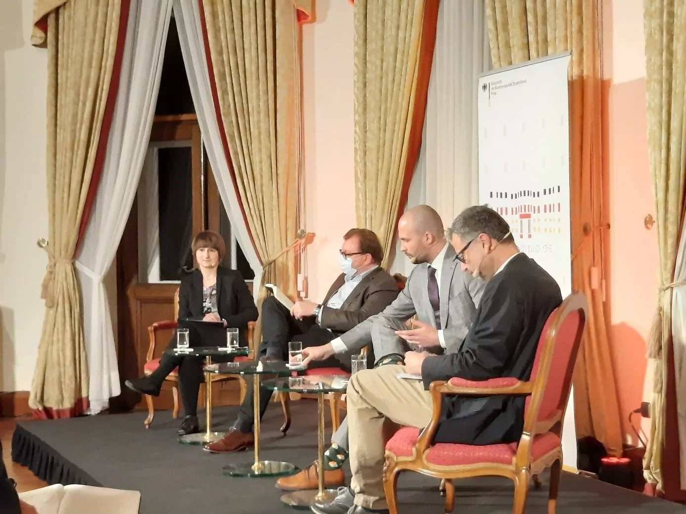 Moderatorin Zuzana Lizcová (links), der stellvertretende tschechische Verteidigungsminister Jan Jireš, Jakub Eberle vom Institut für Internationale Beziehungen in Prag und Kai-Olaf Lang von der Stiftung Wissenschaft und Politik Berlin. Foto: Magdalena Moser.