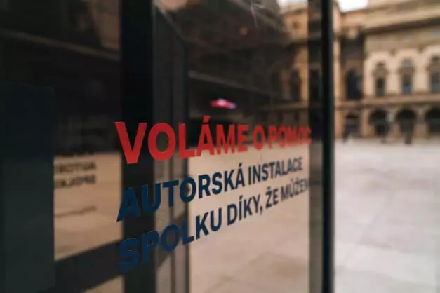 Die Telefonzelle mit dem Titel „Wir rufen um Hilfe“ („Voláme o pomoc”) ist den ganzen November über auf dem Václav-Havel-Platz zu sehen. Foto: Aleš Král