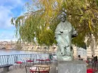 Das Denkmal zu Ehren Smetanas vor dem Museum mit Blick auf die Moldau. Foto: Elena Hormann