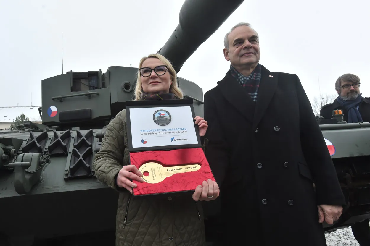Tschechiens Verteidigungsministerin Jana Černochová nimmt den Panzer von Benedikt Zimmer vom deutschen Verteidigungsministerium entgegen. Foto: ČTK / Peřina Luděk