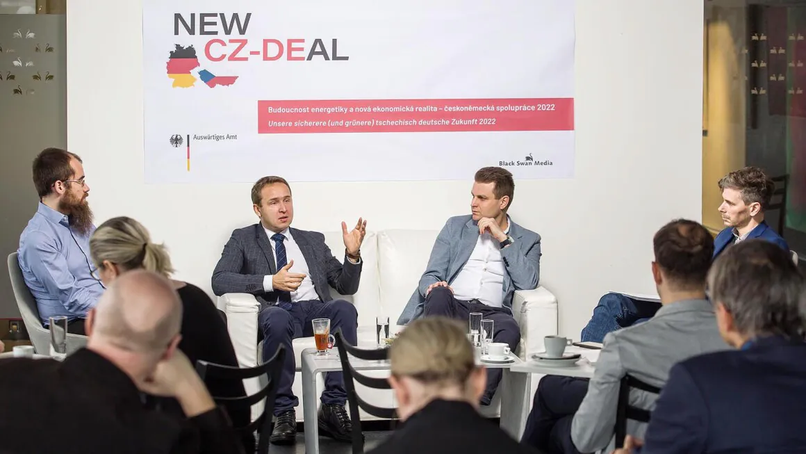 Tomáš Voříšek von Seven Energy, rechts zuhörend Martin Jonáš von Česká televize. Foto: Tomáš Železný