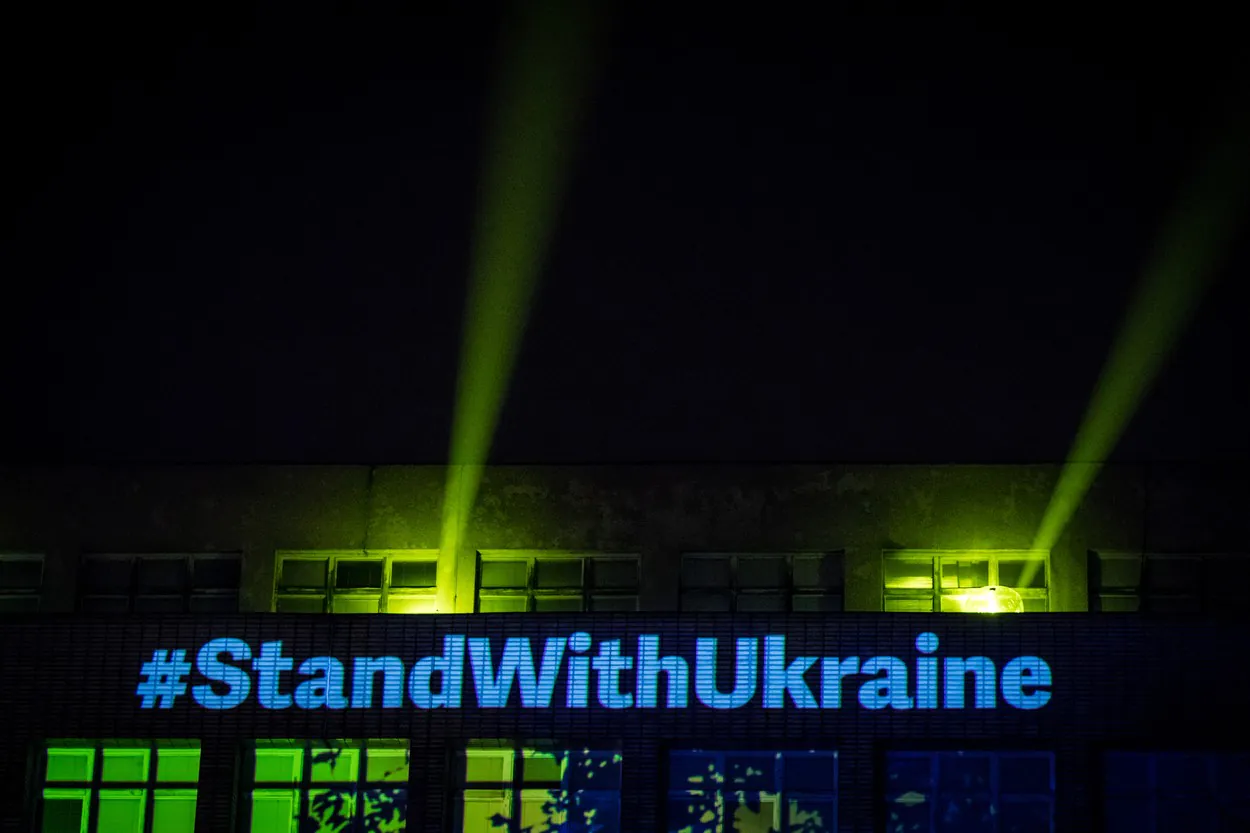 Videomapping an der Fassade des tschechischen Innenministeriums anlässlich des ersten Jahrestags des russischen Angriffs auf die Ukraine. Inzwischen sammelten die Tschechen fast 7 Milliarden Kronen Spenden für das angegriffene Land.