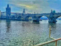 Blick auf die Karlsbrücke vom Schiff aus.