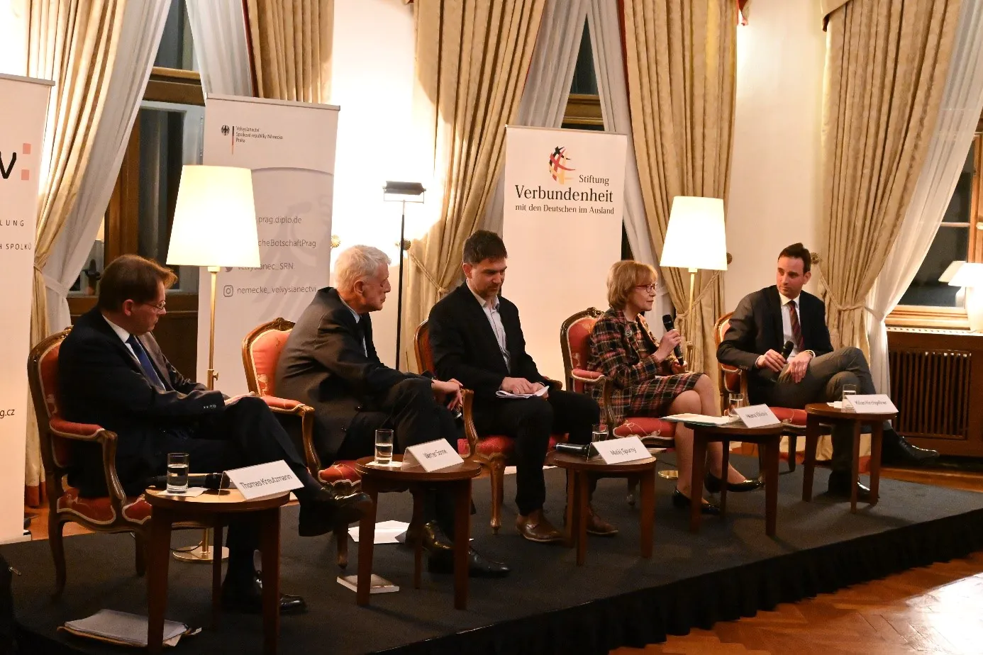 Die Diskussionsteilnehmer. Von l. n. r.: Thomas Kreutzmann, Werner Sonne, Matěj Spurný, Helena Válková und Kilian Kirchgeßner, der die Veranstaltung moderierte.
