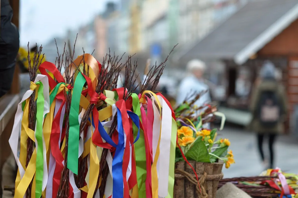 Gehört eng zum Osterfest in Tschechien: Die Osterrute, die es traditionell auf den Ostermärkten zu kaufen gibt. Foto: Pixabay
