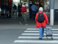 Symbolfoto: Seniorin vor einem Supermarkt in Prag.