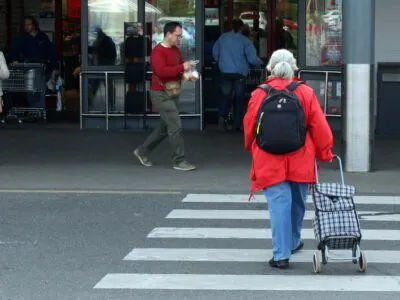 Symbolfoto: Seniorin vor einem Supermarkt in Prag.