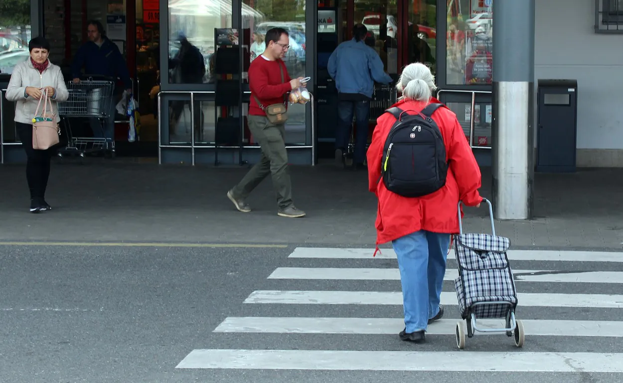 Symbolfoto: Seniorin vor einem Supermarkt in Prag.