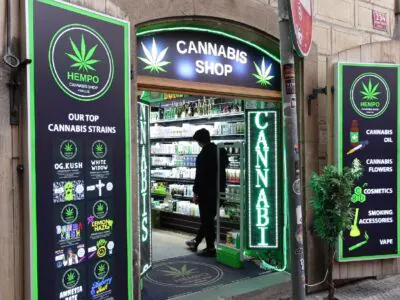 Grellgrün leuchten die Cannabis-Läden in der Prager Altstadt. "Ist Cannabis in Tschechien etwa legal?", fragen sich viele Touristen. Foto: Johanna Flint