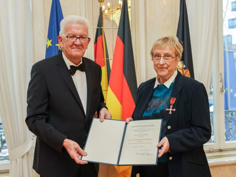 Baden-Württembergs Ministerpräsident Winfried Kretschmann überreichte Hanna Zakhari im Dezember den Verdienstorden der Bundesrepublik Deutschland. Foto: Staatsministerium Baden-Württemberg
