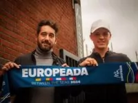 V.l.n.r.: ifa-Kulturmanager Ilyas Zivana und Šimon Šticha, Spieler des Teams der deutschen Minderheit in Tschechien, halten gemeinsam den Turnierschal der Europeada. Foto: Minderheiten-Kompetenz-Netzwerk, Leon Bosse