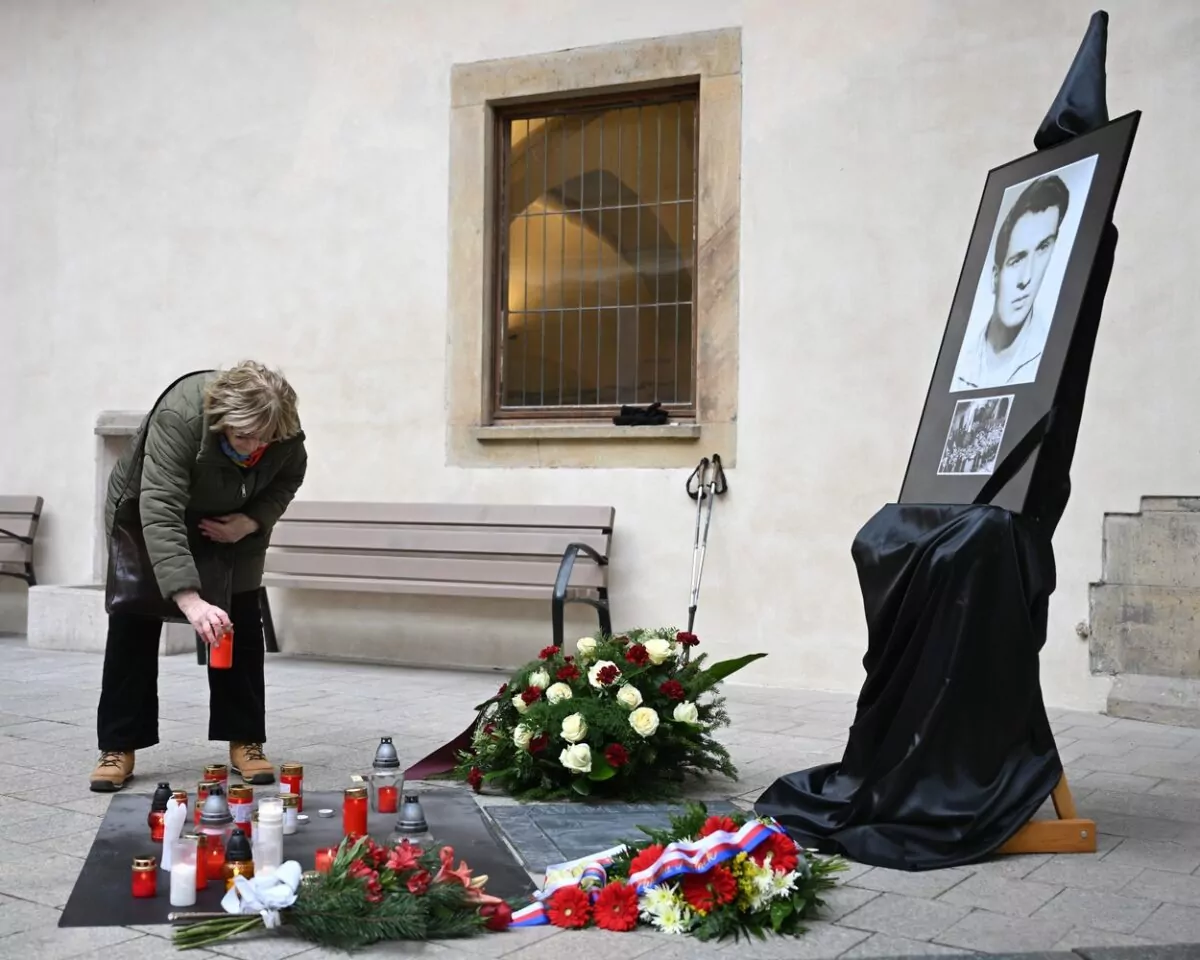 Gedenkort für Jan Palach am Karolinum der Prager Karls-Universität. Heute vor 55 Jahren hatte sich der 20-jährige Student Jan Palach aus Protest gegen die Niederschlagung des Prager Frühlings durch Truppen des Warschauer Paktes selbst angezündet. Am 19. Januar 1969 verstarb Palach in einem Krankenhaus an seinen Verletzungen. Foto: ČTK / Kamaryt Michal