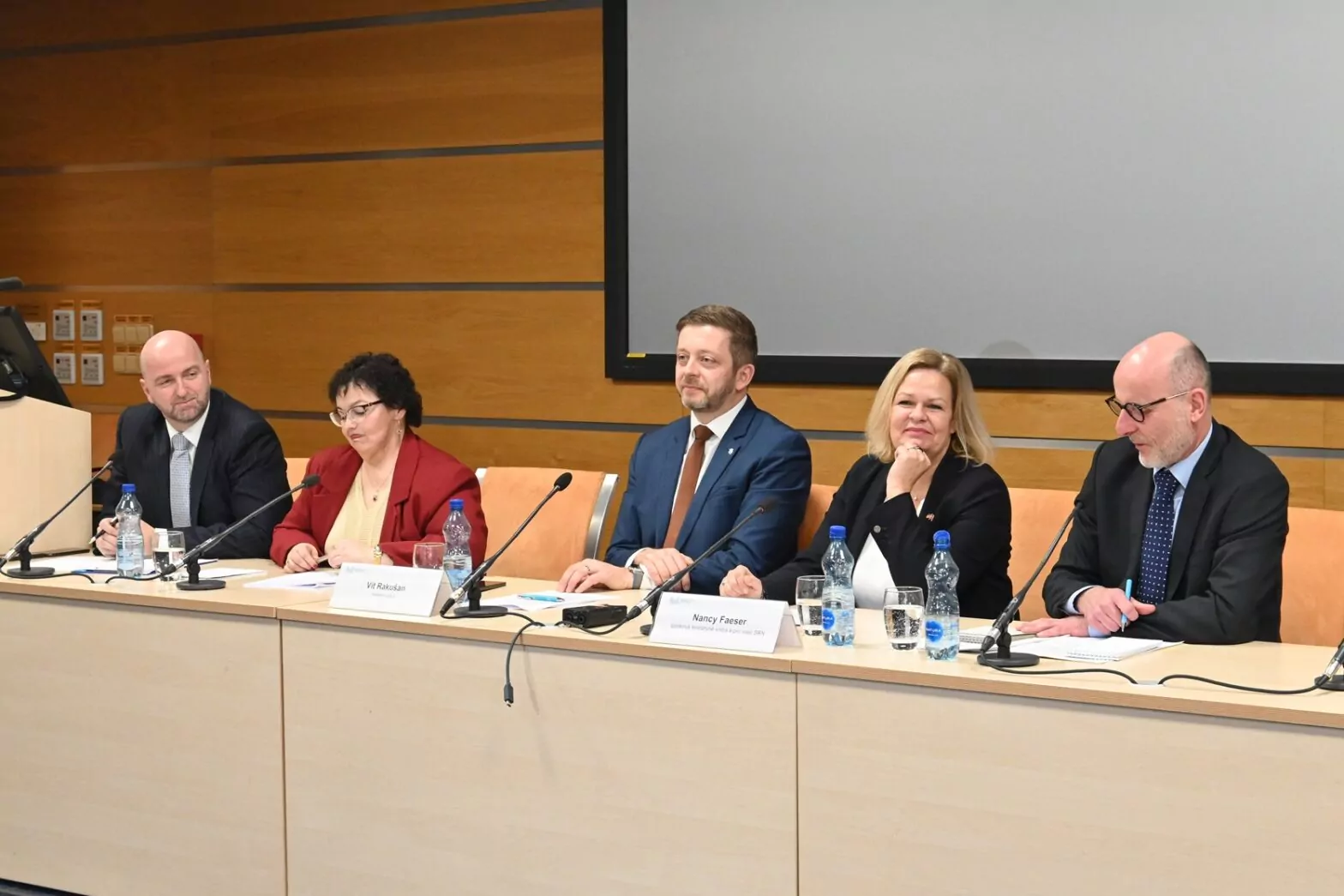Während einer Pressekonferenz mit ihrem tschechischen Amtskollegen Vít Rakušan teilte Bundesinnenministerin Nancy Faeser mit, dass Deutschland die seit Oktober andauernden Grenzkontrollen zu Polen, Tschechien und der Schweiz voraussichtlich verlängern werde. Foto: Manuel Rommel