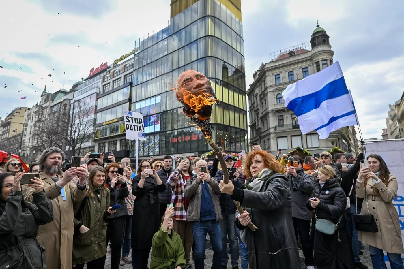 Brennender Putin-Kopf: Am Sonntag protestierten in der tschechischen Hauptstadt Dutzende gegen die Wiederwahl des russischen Präsidenten Wladimir Putin. Foto: ČTK / Šimánek Vít