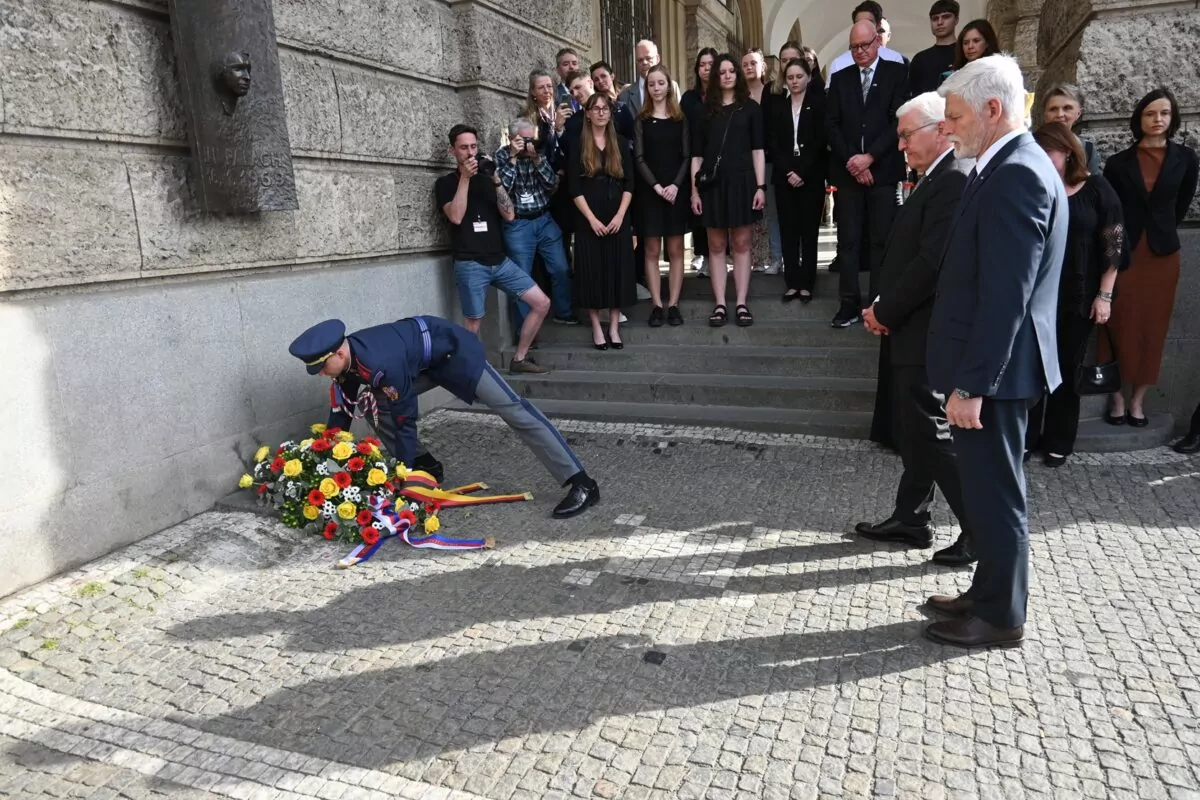 Tschechiens Präsident Petr Pavel und Bundespräsident Frank-Walter Steinmeier bei der Kranzniederlegung am Gebäude der Philosophischen Fakultät der Karls-Universität. Im Dezember 2023 hatte dort ein Amokläufer 14 Menschen getötet. Foto: LE/ Eliška Kordová