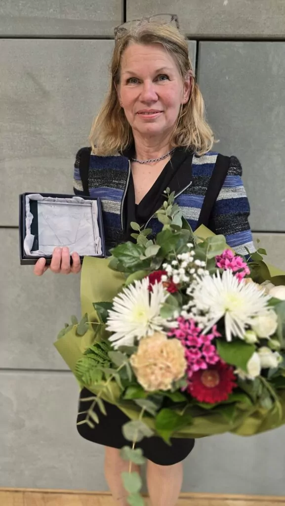 Für ihre Bemühungen um die Bewahrung der deutschen Geschichte der Region Reichenberg erhielt Petra Laurin eine Sonderauszeichnung. Foto: Facebook/ Cafe Galerie FR Rýnovice