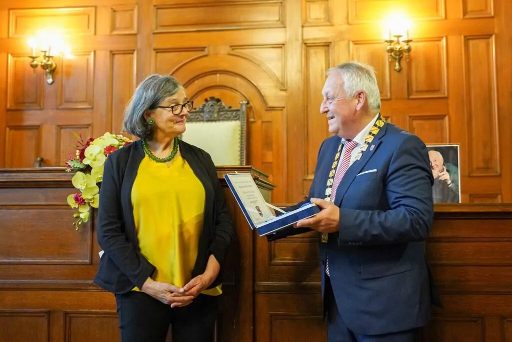 Susanne Preußler-Bitsch nahm die Ehrenmedaille der Stadt Reichenberg (Liberec) für ihren Vater entgegen. Foto: Archiv MML