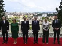 Der ukrainische Premier Denys Šmyhal, die lettische Premierministerin Evika Siliņa, der polnische Präsident Andrzej Duda, Tschechiens Premier Petr Fiala, die dänische Premierministerin Mette Frederiksen und der niederländische Premier Mark Rutte (v.l.n.r.) vor dem gemeinsamen Treffen in Prag am Dienstagabend. Bei einem Arbeitsessen sagten die Vertreter der Staaten die weitere Unterstützung für die von Russland angegriffene Ukraine zu. Foto: ČTK / Kamaryt Michal